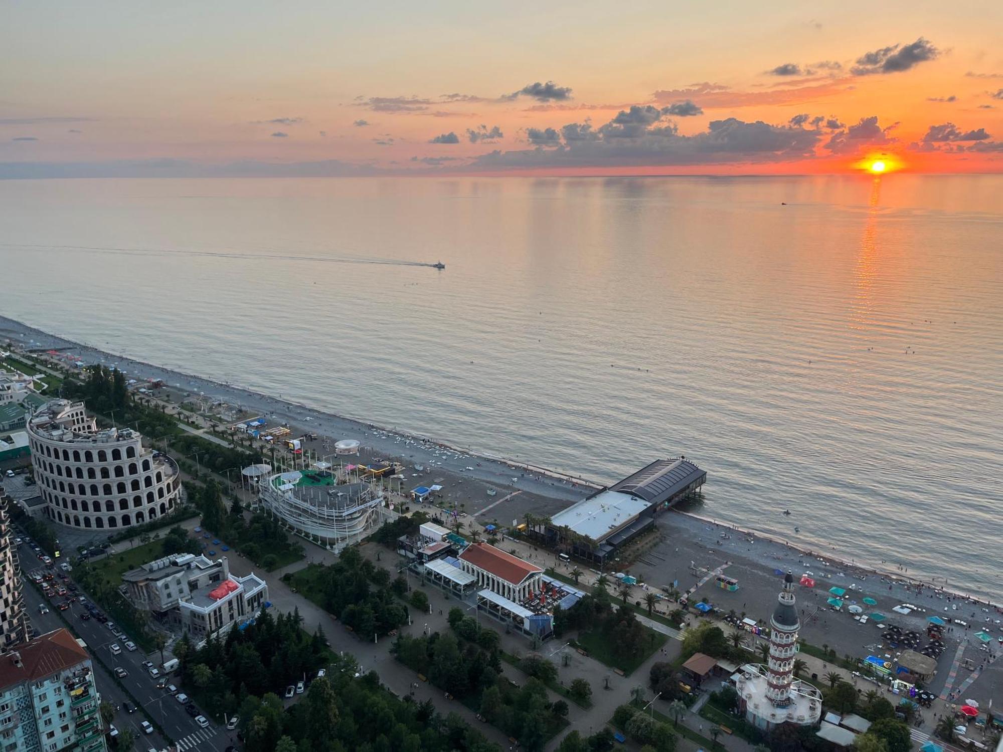 Aparthotel Orbi City Sun Tower 43 Floor Batumi Zewnętrze zdjęcie