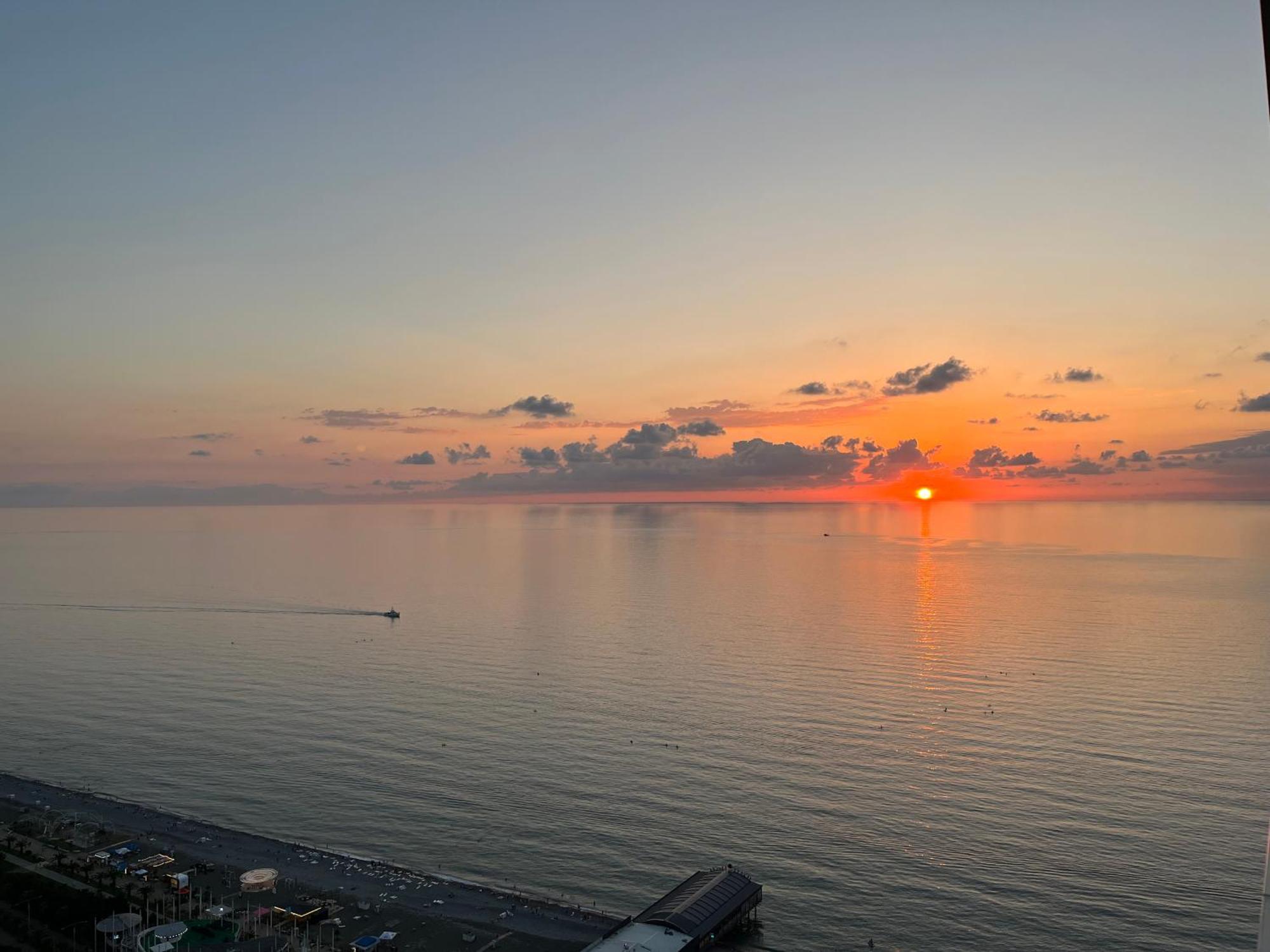 Aparthotel Orbi City Sun Tower 43 Floor Batumi Zewnętrze zdjęcie