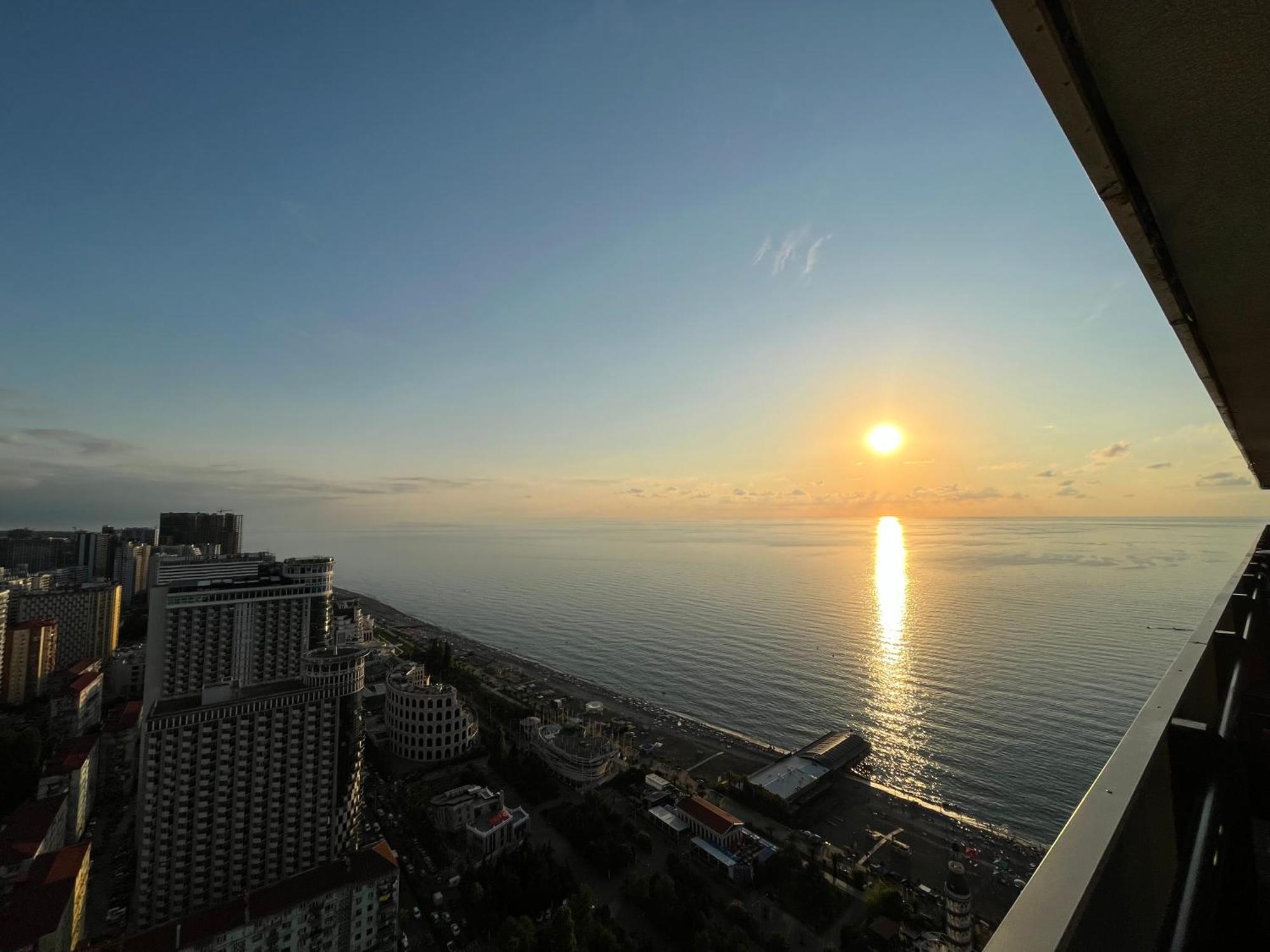 Aparthotel Orbi City Sun Tower 43 Floor Batumi Zewnętrze zdjęcie