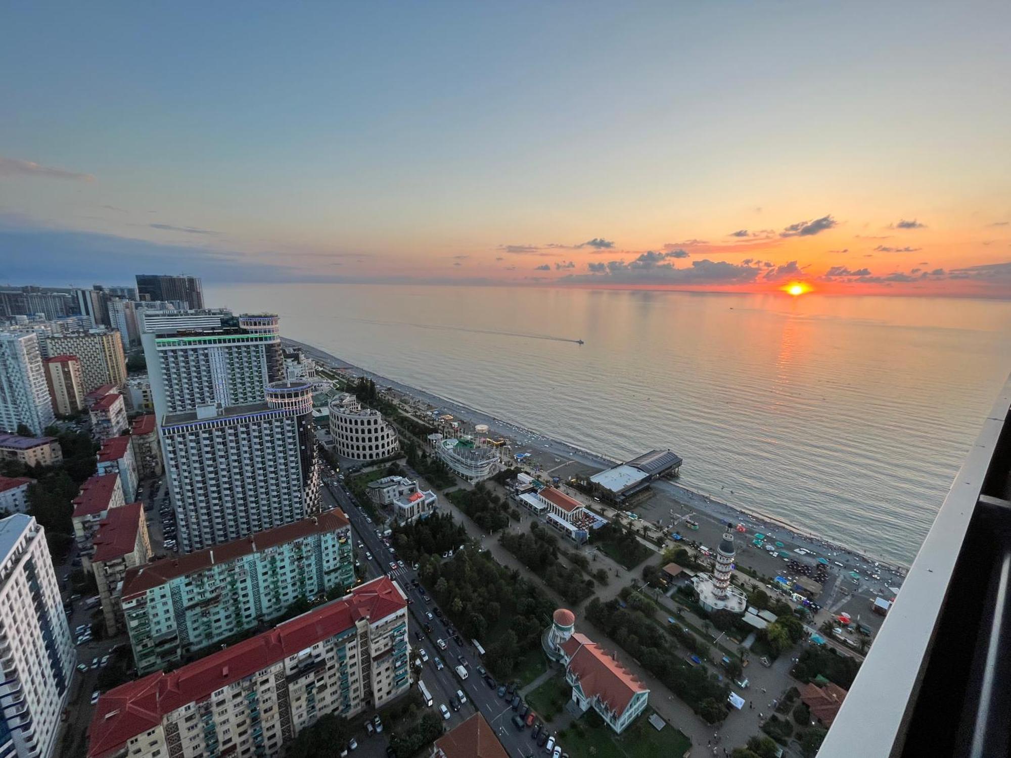 Aparthotel Orbi City Sun Tower 43 Floor Batumi Zewnętrze zdjęcie